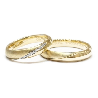 Two Wedding Rings in Yellow Gold with Natural Diamonds